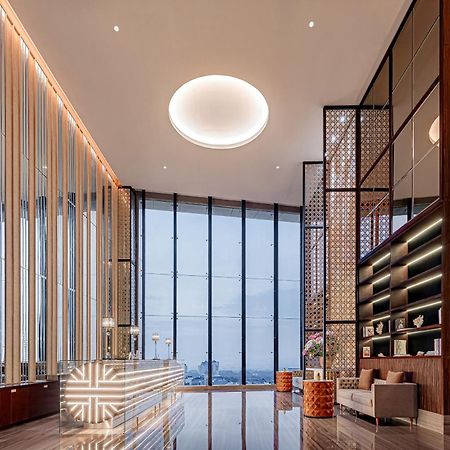 Whiz Luxe Hotel Spazio Surabaya Bagian luar foto