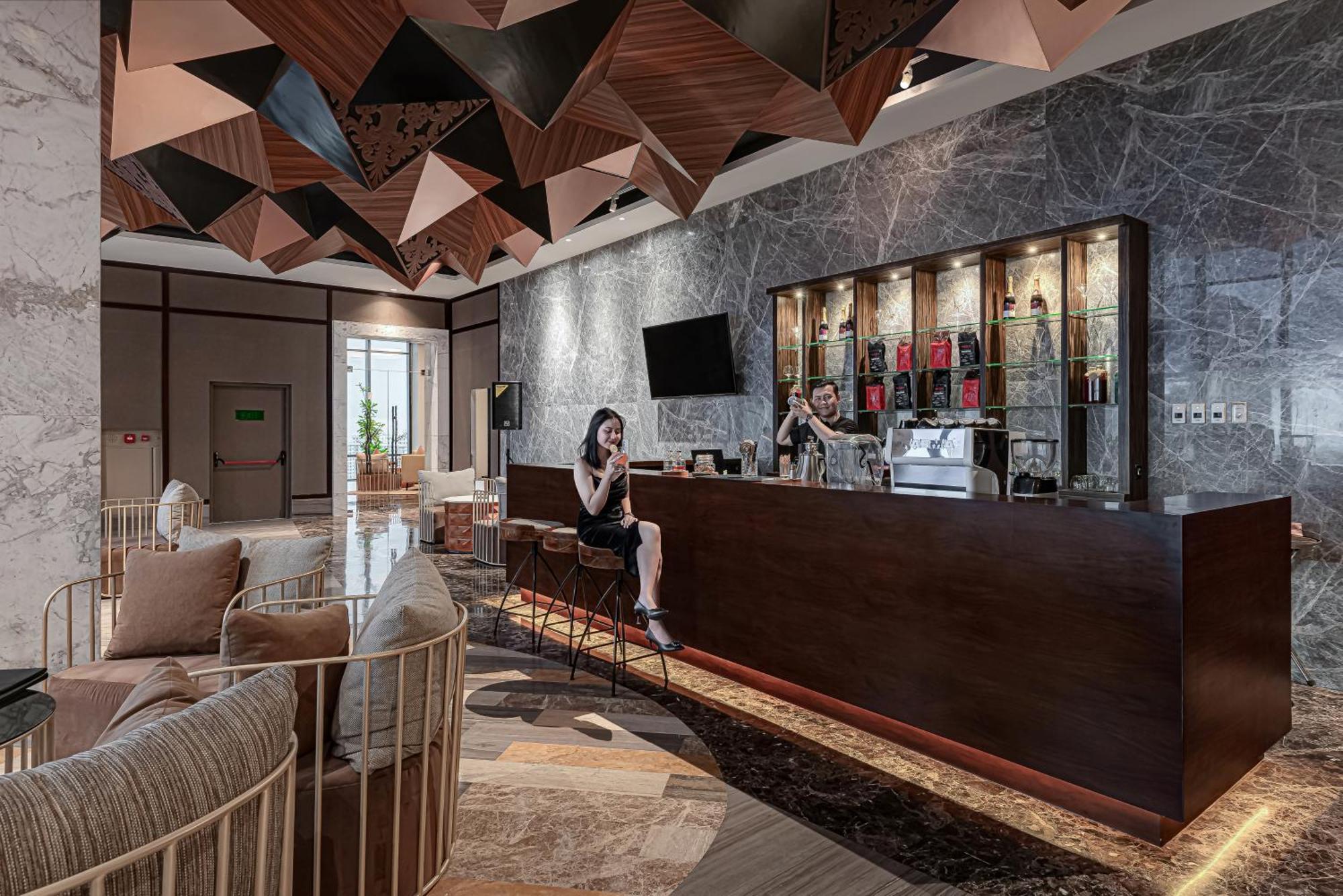 Whiz Luxe Hotel Spazio Surabaya Bagian luar foto