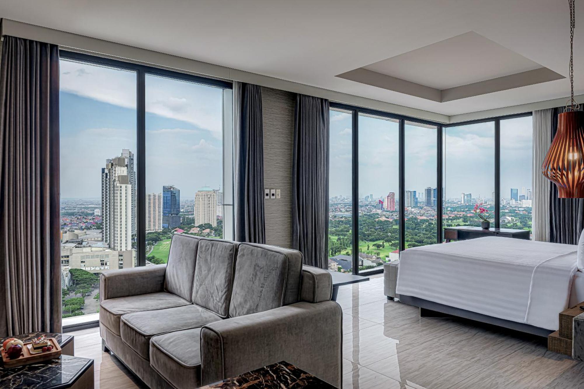 Whiz Luxe Hotel Spazio Surabaya Bagian luar foto