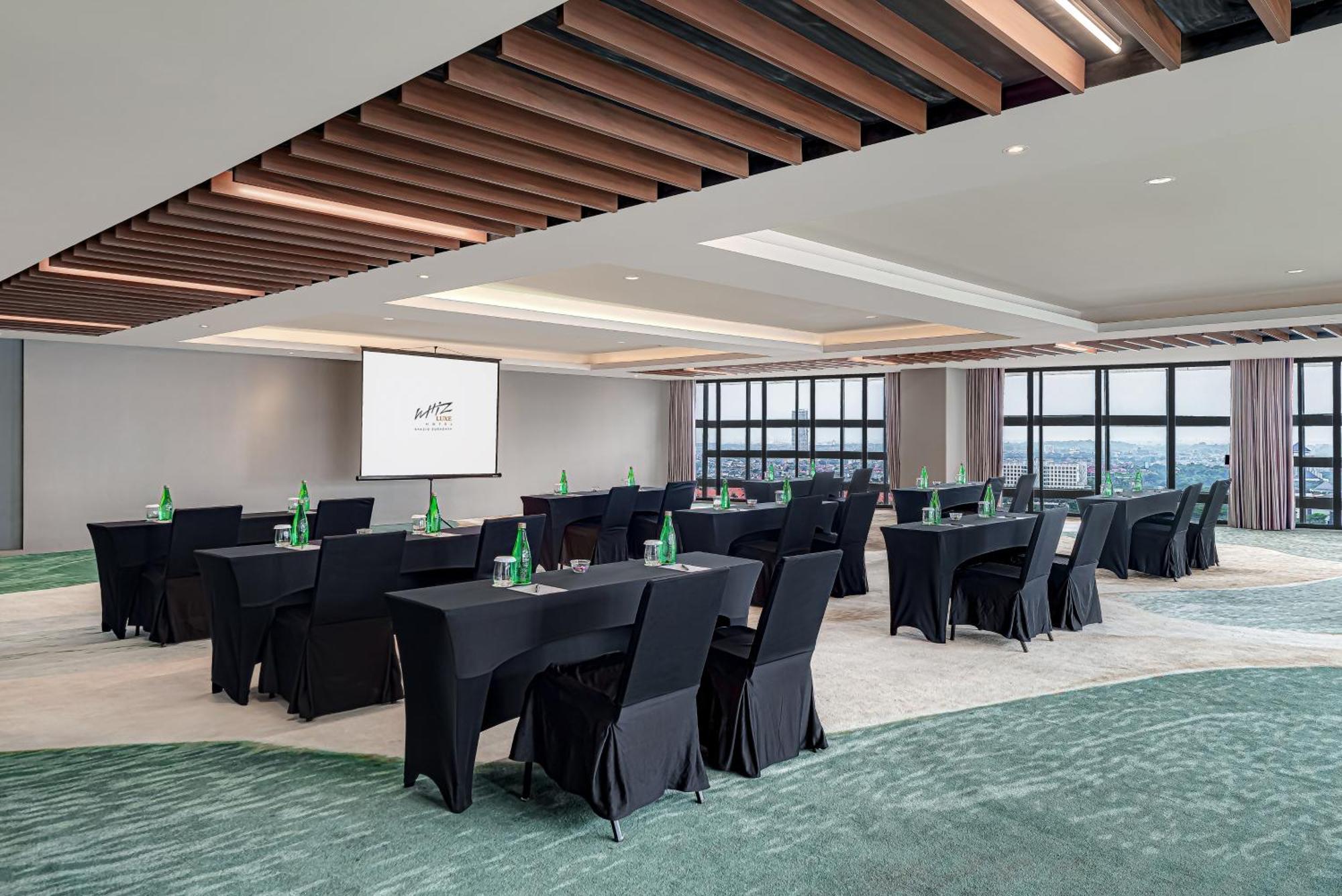 Whiz Luxe Hotel Spazio Surabaya Bagian luar foto