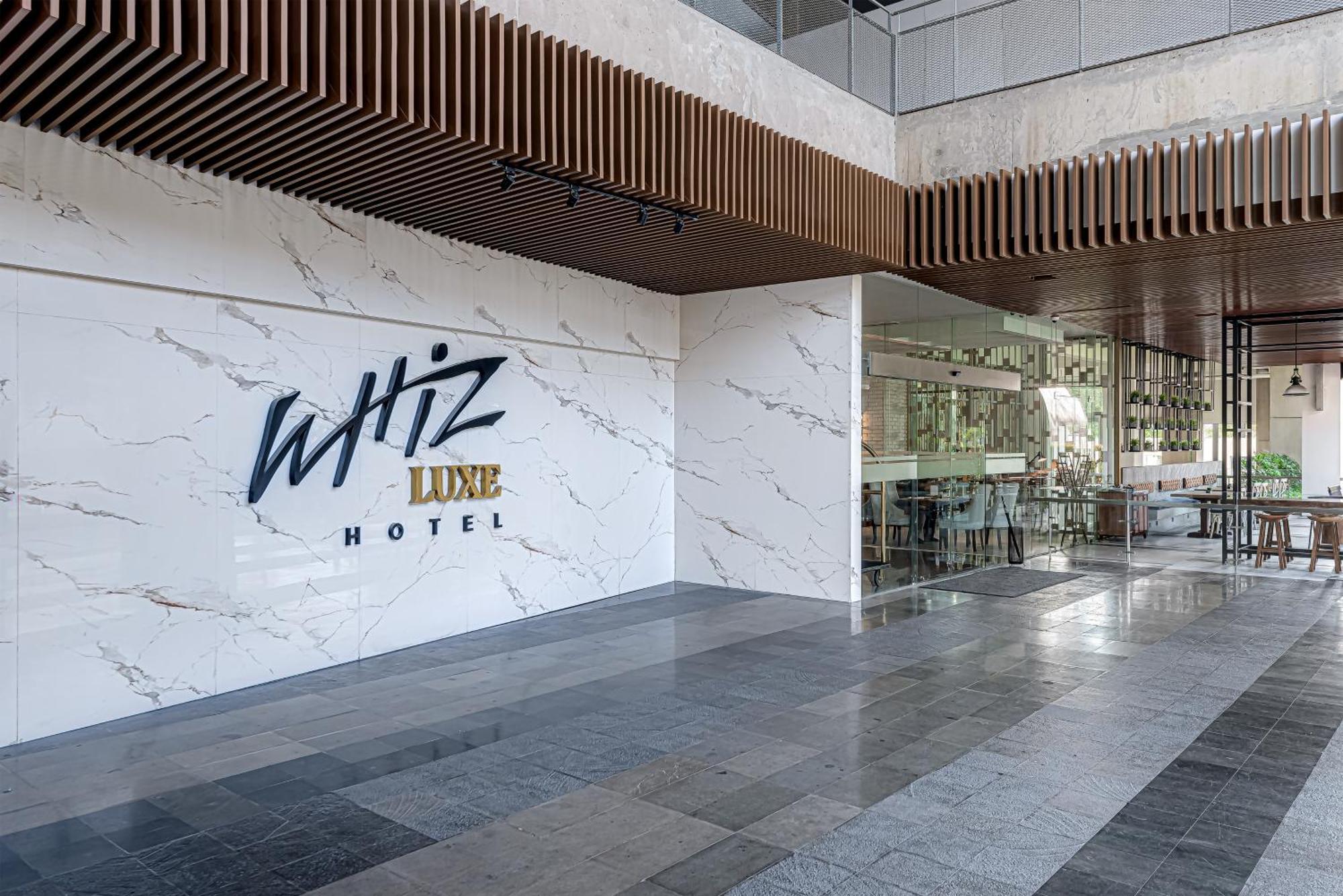 Whiz Luxe Hotel Spazio Surabaya Bagian luar foto