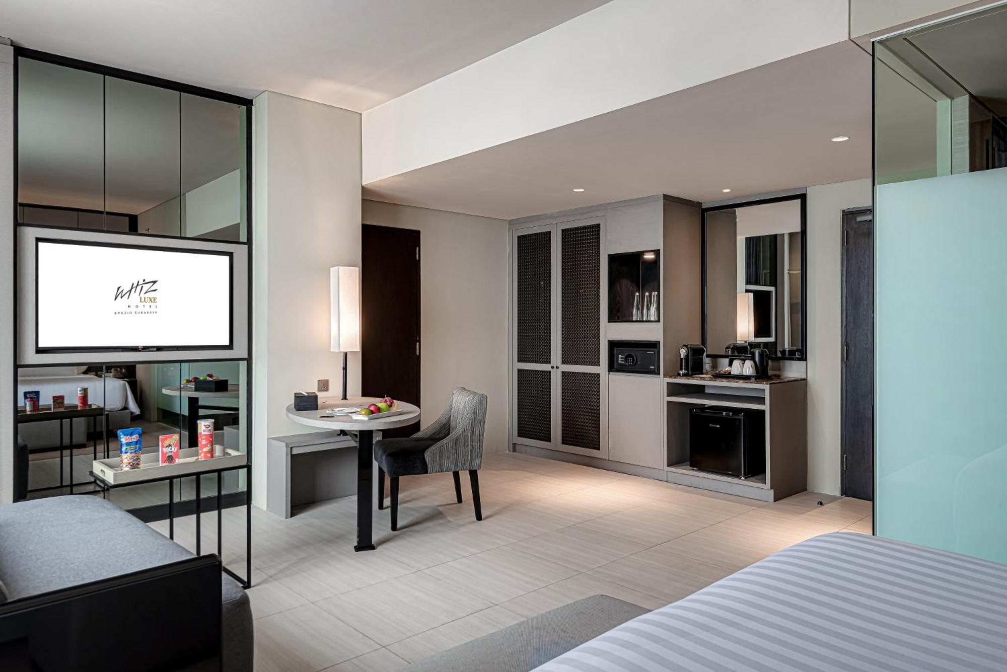 Whiz Luxe Hotel Spazio Surabaya Bagian luar foto