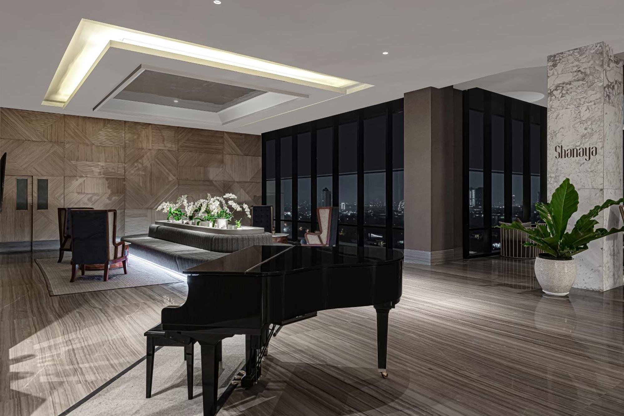 Whiz Luxe Hotel Spazio Surabaya Bagian luar foto
