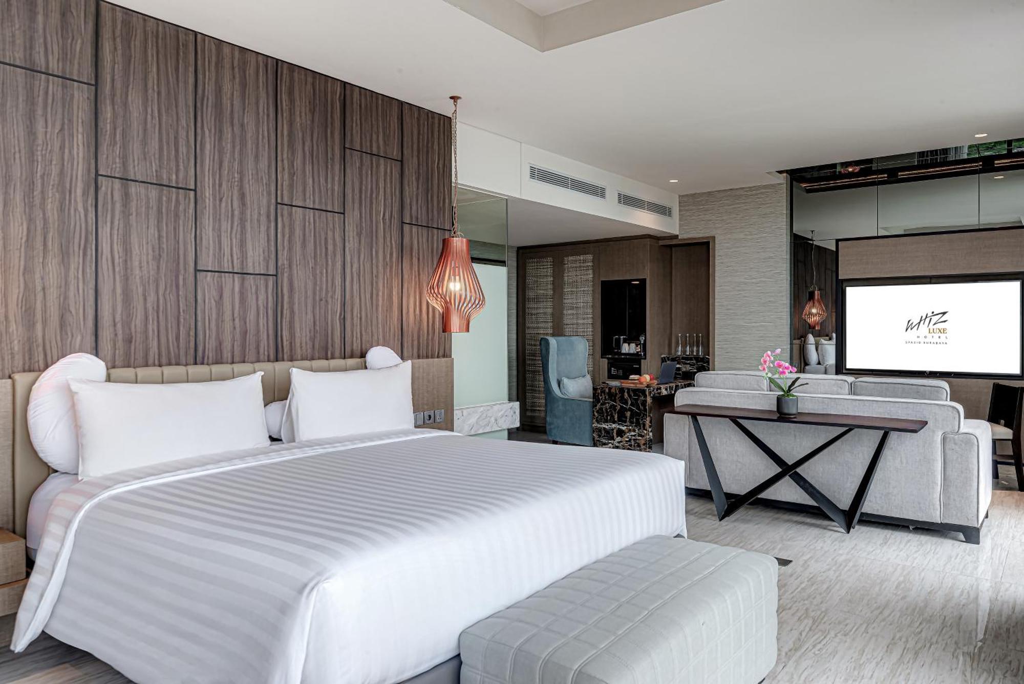 Whiz Luxe Hotel Spazio Surabaya Bagian luar foto